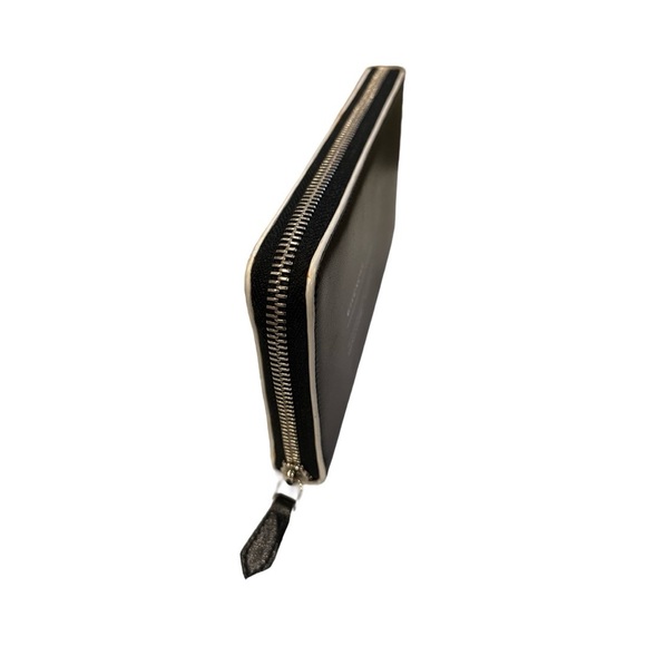 - GIVENCHY
Leather Graphic Print Calfskin Zippy Zip around Wallet Authentic - Picture 13 of 17